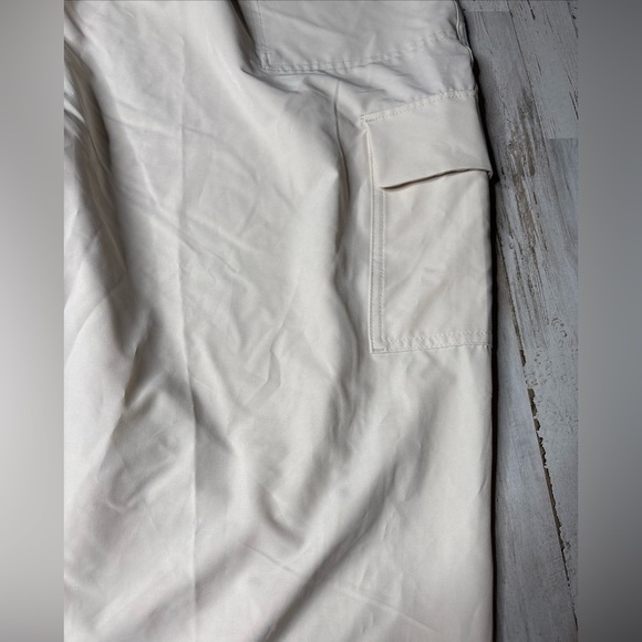 Old Navy Strechtech Lightweight Jogger Womens Cream Cargo Pants 3X & 4X - Picture 9 of 16